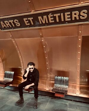 Yiğit Özşener Instagram - Earthlings, 
Heading to @picassomuseum wearing @emreerdemoglu! 50 years after the death of Pablo Picasso, British designer @paulsmithdesign has taken over the museum to celebrate the renowned artist.

Direction @picassomuseum portant @emreerdemoglu! 50 ans après la mort de Pablo Picasso, le designer britannique @paulsmithdesign a redécoré le musée pour célébrer l'artiste renommé.