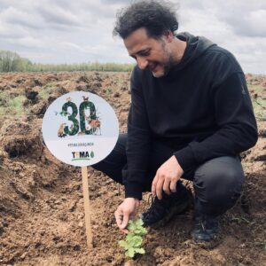 Yiğit Özşener Instagram - Dünyalılar, 
Tema Vakfı 30. Yıl Özel Yayını’nda elde edilen bağışlarla Türkiye’nin 7 bölgesinde Hatıra Ormanları oluşturduk. 200 bin adet fidanla oluşturulan Hatıra Ormanları; Denizli, Elazığ, Eskişehir, Gümüşhane, Kahramanmaraş, Kırklareli ve Kilis illerinde bulunuyor. Toprak Dede’miz Hayrettin Karaca’nın dediği gibi ‘Vatan toprağı kutsaldır, kaderine terk edilemez.’ #UmutYeşertiyoruz
