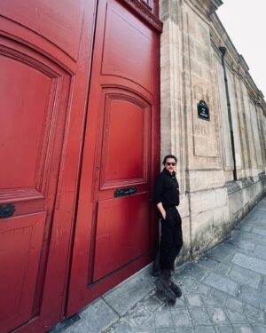 Yiğit Özşener Instagram - Earthlings, 
Heading to @picassomuseum wearing @emreerdemoglu! 50 years after the death of Pablo Picasso, British designer @paulsmithdesign has taken over the museum to celebrate the renowned artist.

Direction @picassomuseum portant @emreerdemoglu! 50 ans après la mort de Pablo Picasso, le designer britannique @paulsmithdesign a redécoré le musée pour célébrer l'artiste renommé.