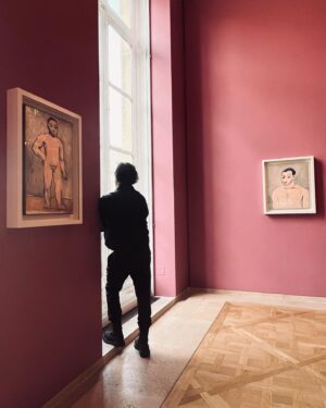 Yiğit Özşener Instagram - Earthlings, 
Heading to @picassomuseum wearing @emreerdemoglu! 50 years after the death of Pablo Picasso, British designer @paulsmithdesign has taken over the museum to celebrate the renowned artist.

Direction @picassomuseum portant @emreerdemoglu! 50 ans après la mort de Pablo Picasso, le designer britannique @paulsmithdesign a redécoré le musée pour célébrer l'artiste renommé.