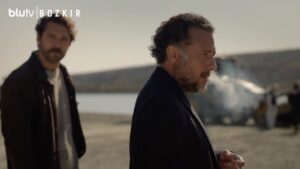 Yiğit Özşener Instagram - Dünyalılar, 
Vicdan kurmaca değilse gerçektir. Gerçeklerin ortaya çıktığı son bölüm ile #Bozkır’a veda ediyoruz. @blutv