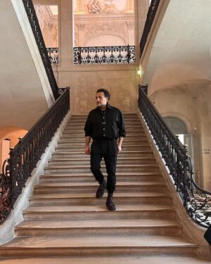 Yiğit Özşener Instagram - Earthlings, 
Heading to @picassomuseum wearing @emreerdemoglu! 50 years after the death of Pablo Picasso, British designer @paulsmithdesign has taken over the museum to celebrate the renowned artist.

Direction @picassomuseum portant @emreerdemoglu! 50 ans après la mort de Pablo Picasso, le designer britannique @paulsmithdesign a redécoré le musée pour célébrer l'artiste renommé.
