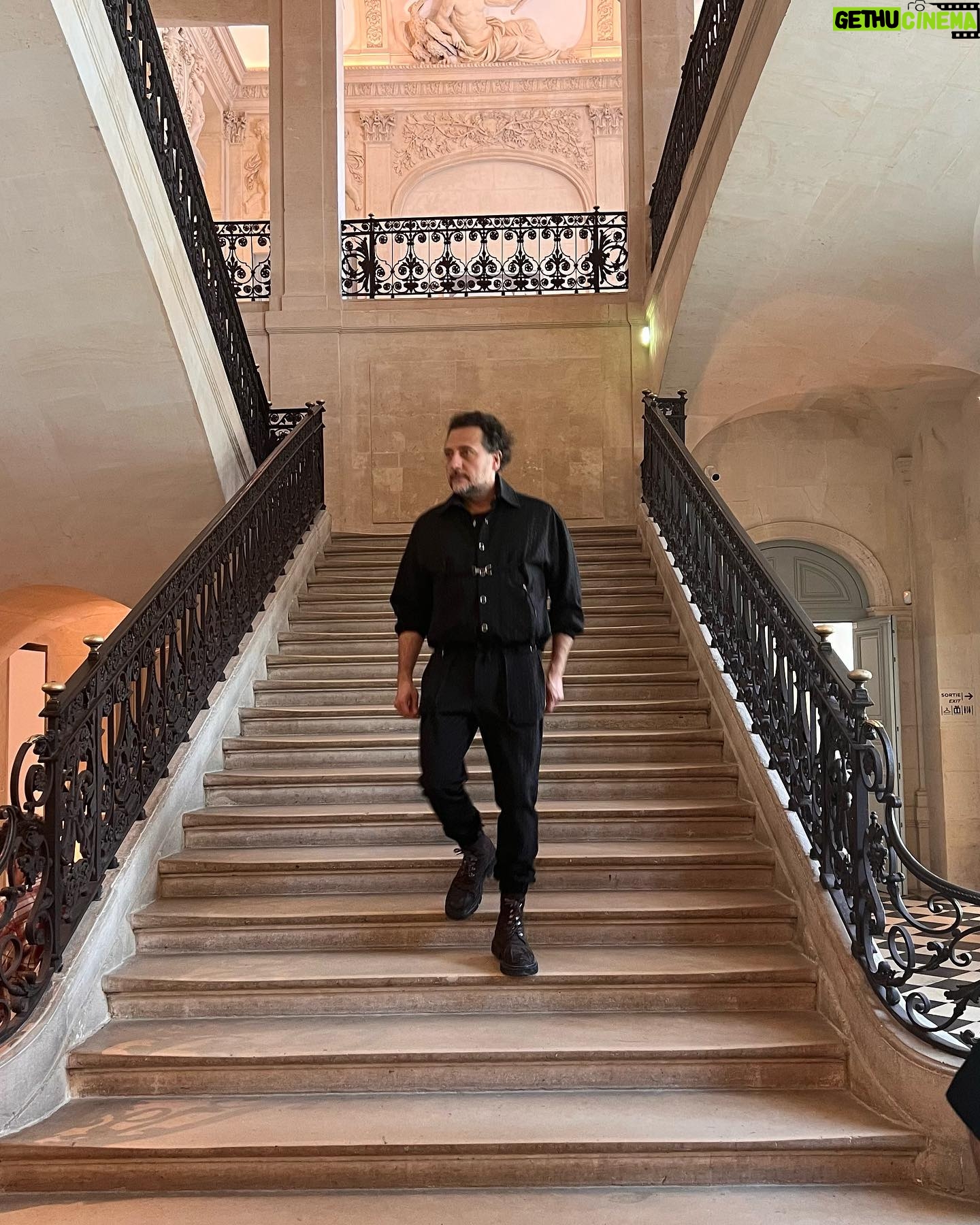 Yiğit Özşener - 4.6K Likes - Earthlings,
Heading to @picassomuseum wearing @emreerdemoglu! 50 years after the death of Pablo Picasso, British designer @paulsmithdesign has taken over the museum to celebrate the renowned artist.
Direction @picassomuseum portant @emreerdemoglu! 50 ans après la mort de Pablo Picasso, le designer britannique @paulsmithdesign a redécoré le musée pour célébrer l'artiste renommé.