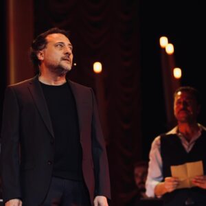 Yiğit Özşener Instagram - Dünyalılar, 
Nazım Hikmet’in vefatının 60. yıl dönümünde, sahnede onun Ferhat’ı, onun Şirin’i…

Şirin: Neler anlatıyorsun bana Ferhad? 
Ferhad: Sana kayayı nasıl deldiğimi, nasıl deleceğimi anlatıyorum. Suyun şehre nasıl akacağını…
Şirin: Artık kayalardan bana ne sana ne? Haydi gidelim.
Ferhad: Hayır! 
Şirin: Hayır mı? Ne diyorsun sen, Ferhad? 
Ferhad: Bu kayayı deleceğim, su akacak şehre. Çeşmelerden artık irin değil, tertemiz, ışıl ışıl su akacak! 
Şirin: Çıldırdın mı? Ablam koştuğu şarttan vazgeçti diyorum! Anlamıyor musun? 
Ferhad: Ablanın bana şart koşmuş olduğunu çoktan unuttum Şirin…
Şirin: Belli ki beni de unutmuşsun…
Ferhad: Hayır! Seni unutmam imkansız! Seni unutmak, dünyayı sevmeyi, insanları sevmeyi, çeşmelerden akacak suyu sevmeyi unutmaktır.

📷: @yusufcanozpht