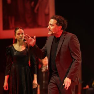 Yiğit Özşener Instagram - Dünyalılar, 
Nazım Hikmet’in vefatının 60. yıl dönümünde, sahnede onun Ferhat’ı, onun Şirin’i…

Şirin: Neler anlatıyorsun bana Ferhad? 
Ferhad: Sana kayayı nasıl deldiğimi, nasıl deleceğimi anlatıyorum. Suyun şehre nasıl akacağını…
Şirin: Artık kayalardan bana ne sana ne? Haydi gidelim.
Ferhad: Hayır! 
Şirin: Hayır mı? Ne diyorsun sen, Ferhad? 
Ferhad: Bu kayayı deleceğim, su akacak şehre. Çeşmelerden artık irin değil, tertemiz, ışıl ışıl su akacak! 
Şirin: Çıldırdın mı? Ablam koştuğu şarttan vazgeçti diyorum! Anlamıyor musun? 
Ferhad: Ablanın bana şart koşmuş olduğunu çoktan unuttum Şirin…
Şirin: Belli ki beni de unutmuşsun…
Ferhad: Hayır! Seni unutmam imkansız! Seni unutmak, dünyayı sevmeyi, insanları sevmeyi, çeşmelerden akacak suyu sevmeyi unutmaktır.

📷: @yusufcanozpht