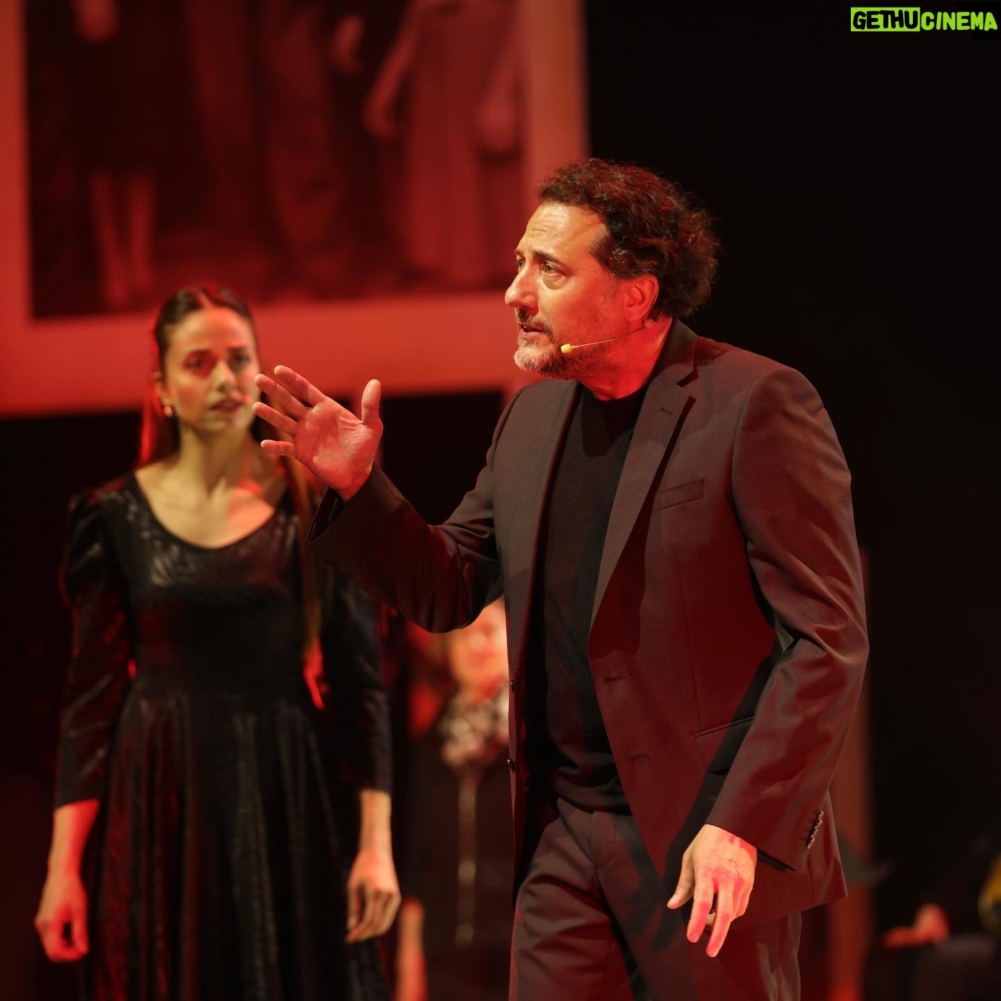 Yiğit Özşener - 3.9K Likes - Dünyalılar,
Nazım Hikmet’in vefatının 60. yıl dönümünde, sahnede onun Ferhat’ı, onun Şirin’i…
Şirin: Neler anlatıyorsun bana Ferhad?
Ferhad: Sana kayayı nasıl deldiğimi, nasıl deleceğimi anlatıyorum. Suyun şehre nasıl akacağını…
Şirin: Artık kayalardan bana ne sana ne? Haydi gidelim.
Ferhad: Hayır!
Şirin: Hayır mı? Ne diyorsun sen, Ferhad?
Ferhad: Bu kayayı deleceğim, su akacak şehre. Çeşmelerden artık irin değil, tertemiz, ışıl ışıl su akacak!
Şirin: Çıldırdın mı? Ablam koştuğu şarttan vazgeçti diyorum! Anlamıyor musun?
Ferhad: Ablanın bana şart koşmuş olduğunu çoktan unuttum Şirin…
Şirin: Belli ki beni de unutmuşsun…
Ferhad: Hayır! Seni unutmam imkansız! Seni unutmak, dünyayı sevmeyi, insanları sevmeyi, çeşmelerden akacak suyu sevmeyi unutmaktır.
📷: @yusufcanozpht