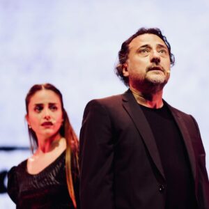 Yiğit Özşener Instagram - Dünyalılar, 
Nazım Hikmet’in vefatının 60. yıl dönümünde, sahnede onun Ferhat’ı, onun Şirin’i…

Şirin: Neler anlatıyorsun bana Ferhad? 
Ferhad: Sana kayayı nasıl deldiğimi, nasıl deleceğimi anlatıyorum. Suyun şehre nasıl akacağını…
Şirin: Artık kayalardan bana ne sana ne? Haydi gidelim.
Ferhad: Hayır! 
Şirin: Hayır mı? Ne diyorsun sen, Ferhad? 
Ferhad: Bu kayayı deleceğim, su akacak şehre. Çeşmelerden artık irin değil, tertemiz, ışıl ışıl su akacak! 
Şirin: Çıldırdın mı? Ablam koştuğu şarttan vazgeçti diyorum! Anlamıyor musun? 
Ferhad: Ablanın bana şart koşmuş olduğunu çoktan unuttum Şirin…
Şirin: Belli ki beni de unutmuşsun…
Ferhad: Hayır! Seni unutmam imkansız! Seni unutmak, dünyayı sevmeyi, insanları sevmeyi, çeşmelerden akacak suyu sevmeyi unutmaktır.

📷: @yusufcanozpht