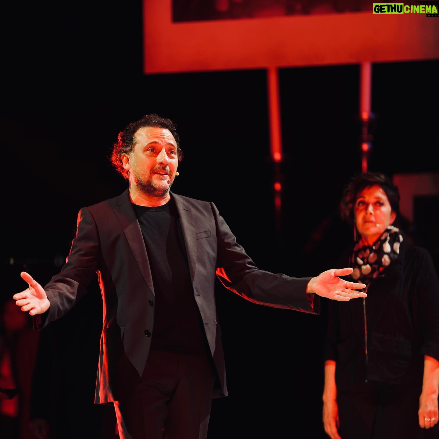 Yiğit Özşener - 3.9K Likes - Dünyalılar,
Nazım Hikmet’in vefatının 60. yıl dönümünde, sahnede onun Ferhat’ı, onun Şirin’i…
Şirin: Neler anlatıyorsun bana Ferhad?
Ferhad: Sana kayayı nasıl deldiğimi, nasıl deleceğimi anlatıyorum. Suyun şehre nasıl akacağını…
Şirin: Artık kayalardan bana ne sana ne? Haydi gidelim.
Ferhad: Hayır!
Şirin: Hayır mı? Ne diyorsun sen, Ferhad?
Ferhad: Bu kayayı deleceğim, su akacak şehre. Çeşmelerden artık irin değil, tertemiz, ışıl ışıl su akacak!
Şirin: Çıldırdın mı? Ablam koştuğu şarttan vazgeçti diyorum! Anlamıyor musun?
Ferhad: Ablanın bana şart koşmuş olduğunu çoktan unuttum Şirin…
Şirin: Belli ki beni de unutmuşsun…
Ferhad: Hayır! Seni unutmam imkansız! Seni unutmak, dünyayı sevmeyi, insanları sevmeyi, çeşmelerden akacak suyu sevmeyi unutmaktır.
📷: @yusufcanozpht