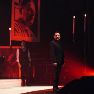 Yiğit Özşener Instagram - Dünyalılar, 
Nazım Hikmet’in vefatının 60. yıl dönümünde, sahnede onun Ferhat’ı, onun Şirin’i…

Şirin: Neler anlatıyorsun bana Ferhad? 
Ferhad: Sana kayayı nasıl deldiğimi, nasıl deleceğimi anlatıyorum. Suyun şehre nasıl akacağını…
Şirin: Artık kayalardan bana ne sana ne? Haydi gidelim.
Ferhad: Hayır! 
Şirin: Hayır mı? Ne diyorsun sen, Ferhad? 
Ferhad: Bu kayayı deleceğim, su akacak şehre. Çeşmelerden artık irin değil, tertemiz, ışıl ışıl su akacak! 
Şirin: Çıldırdın mı? Ablam koştuğu şarttan vazgeçti diyorum! Anlamıyor musun? 
Ferhad: Ablanın bana şart koşmuş olduğunu çoktan unuttum Şirin…
Şirin: Belli ki beni de unutmuşsun…
Ferhad: Hayır! Seni unutmam imkansız! Seni unutmak, dünyayı sevmeyi, insanları sevmeyi, çeşmelerden akacak suyu sevmeyi unutmaktır.

📷: @yusufcanozpht