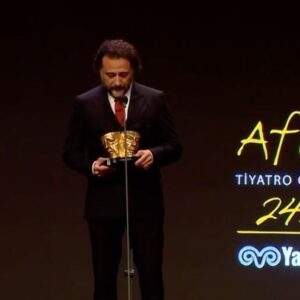 Yiğit Özşener Instagram - Aşınma’nın prömiyerini 2 Aralık 2021’de yaptık, o günden bu güne her oyunu kapalı gişe oynadık. Yapı Kredi Afife Tiyatro Ödülleri’nden En İyi Erkek Oyuncu Ödülü, Üstün Akmen Tiyatro Ödülleri’nden Jüri Özel Ödülü, Tiyatro Eleştirmenleri Birliği’nden En İyi Metin Ödülü ile döndük. Dün geceki oyunla bir sezonu daha noktaladık. Söz hükmünü yitirmesin diye, sesimizin her zamankinden yüksek çıkması gereken zamanlarda, bizi hiç yalnız bırakmadınız. Var olun dünyalılar.