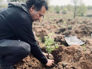 Yiğit Özşener Instagram - Dünyalılar, 
Ülkemizde son 25 yıldaki orman yangınlarının nedeni kasıt, ihmal, dikkatsizlik… Orman yangınlarını önlemek söndürmekten de, yeniden ağaçlandırmaktan da daha kolay. Üzerimize düşeni yapalım, bu yaz yangınlar şarkılarda kalsın. #dahayanmadan