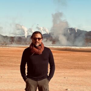 Yiğit Özşener Instagram - Dünyalılar,
Buzulun gökyüzüyle buluştuğu yerde yeryüzü dünyevi olmaktan çıkar, cennetle bir olur; acıya yer kalmaz, o yüzden de mutluluk ihtiyaç değildir, güzellik tek başına hüküm sürer tüm taleplerin ötesinde.

Earthlings,
Where the glacier meets the sky, the land ceases to be earthly, and the earth becomes one with the heavens; no sorrows live there anymore, and therefore joy is not a necessity; 𝘣𝘦𝘢𝘶𝘵𝘺 alone reigns there, beyond all demands. #laxness