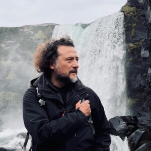 Yiğit Özşener Instagram - Dünyalılar,
Buzulun gökyüzüyle buluştuğu yerde yeryüzü dünyevi olmaktan çıkar, cennetle bir olur; acıya yer kalmaz, o yüzden de mutluluk ihtiyaç değildir, güzellik tek başına hüküm sürer tüm taleplerin ötesinde.

Earthlings,
Where the glacier meets the sky, the land ceases to be earthly, and the earth becomes one with the heavens; no sorrows live there anymore, and therefore joy is not a necessity; 𝘣𝘦𝘢𝘶𝘵𝘺 alone reigns there, beyond all demands. #laxness