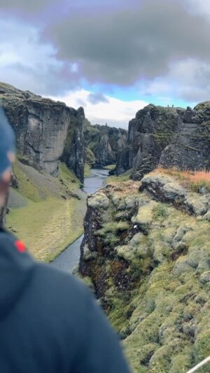 Yiğit Özşener Instagram - Earthlings, 
Gakktu hægt um gleðinnar dyr - meaning - walk slowly through the doors of joy.