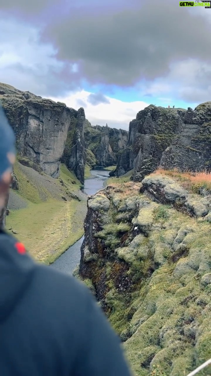 Yiğit Özşener - 3.5K Likes - Earthlings,
Gakktu hægt um gleðinnar dyr - meaning - walk slowly through the doors of joy.