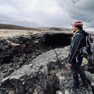 Yiğit Özşener Instagram - Dünyalılar,
Buzulun gökyüzüyle buluştuğu yerde yeryüzü dünyevi olmaktan çıkar, cennetle bir olur; acıya yer kalmaz, o yüzden de mutluluk ihtiyaç değildir, güzellik tek başına hüküm sürer tüm taleplerin ötesinde.

Earthlings,
Where the glacier meets the sky, the land ceases to be earthly, and the earth becomes one with the heavens; no sorrows live there anymore, and therefore joy is not a necessity; 𝘣𝘦𝘢𝘶𝘵𝘺 alone reigns there, beyond all demands. #laxness