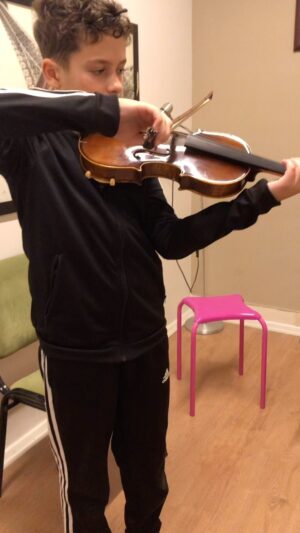 Yıldız Asyalı Instagram - @yesimsanatakademisi  #tenyears  burslu öğrencimizin 4. Ders sonunda elde ettiği başarı ,Çalışkan …#violin bir sonraki ders sağ el bilek çalışacağız !