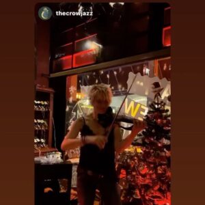 Yıldız Asyalı Instagram - @thecrowjazz gulizasyali  #two #violins @harun_akbulut