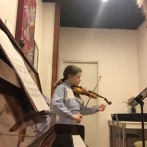 Yıldız Asyalı Instagram - Çok çalışıyoruz 💕💐🧿@edaercannn @yesimsanatakademisi #violin #lessons