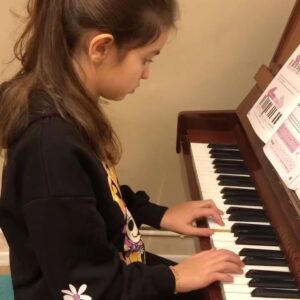Yıldız Asyalı Instagram - @yesimsanatakademisi #gradestep1 #piano #students #tenyears #mychildren 🧿💐🥰