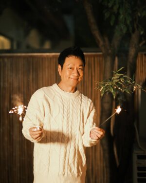 Yiu-Cheung Lai Instagram - 迎接新的一年，換上新裝，邁步向前，祝願大家幸福美滿！