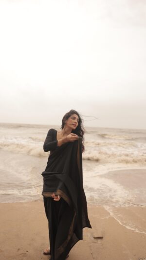Yogita Bihani Instagram - बारिश में सैर पे गयी, भीग कर तुम्हारी यादों में आयी 🌧️🕰️☂️🕊️✨
Outfit @nidhikurda
Filmed by @aishwaryaa.nayak
Shot on @canonindia_official R5 C RF 28-70 f/2
#canwithcanon
#vibewithcanon