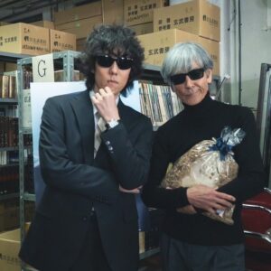 Yojiro Noda Instagram - 僕が小学校時代から「あぶない刑事」が大好きだったことを撮影前にプロデューサーの高さんに話していたら、柴田さんクランクアップの日にサングラス🕶️を用意して頂きなんとも嬉しいショットを。まじで、歓喜。
「舟を編む」チーム全員でも😎

I had the privilege to work with Shibata Kyohei, who played the roll Yuji, a true hero in the TV series "Abunai Deka". I was so into this Drama when I was in Elementary school, right after I came back to Japan.
It was a great moment to take photo with him with the iconic sunglasses🕶️😎.

4.21ドラマ「舟を編む」最終話です。
あぶない刑事の映画も5.24公開であります。

#舟を編む
#あぶデカ