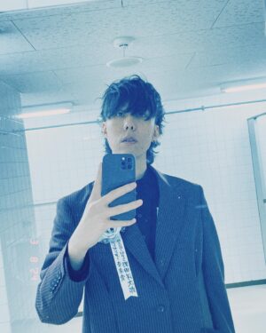 Yojiro Noda Instagram - 第47回日本アカデミー賞
すずめチーム、陣内さん、メンバーを代表して最優秀音楽賞のプレゼンターを務めさせて頂きました。プレゼンターも3度目になりますが何度やっても緊張するし、発表の瞬間は手が震える。

優秀音楽賞を受賞された皆さん、そして上原ひろみちゃん、本当におめでとうございます。

普段はなかなか会わない旧友や同志や恩師に会い、身が引き締まります。何人か写真撮ったのでまたおいおい載せられたら。
明日からまた頑張ろっと。

衣装とメイクでカッコよくしてもらいました🌹

👔 @masataka_hattori 
💄 @asami_nemoto 

#日本アカデミー賞
