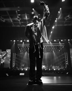 Yojiro Noda Instagram - ツアーファイナル、追加の金沢公演終了。
来てくれたみんな本当にありがとう。
伝えたい言葉がたくさんあるけど、まだほわんとしたこの塊のまましばらく浸っていようと思います。
昨日サイコーな時間でした。ファイナルらしいライブだった。なんかライブしながら自分で作った曲じゃないみたいな不思議な気持ちになった。みんなで一緒に歌って叫んで飛び跳ねてる姿が美しくて。
忘れません。ありがとう。

石川県の地震の被害はまだまだ深刻です。
ボランティアや支援物資、資金もまだまだ足りない、すでに過去の出来事にされてしまっている、と切実な声を聞きます。僕らにできることを少しでも考え、それぞれができる行動で応援を続けましょう。そして、今なお被災し続ける多くの人が同じ国のすぐ近くにいることを忘れずに手を取り合っていたいです。

📷 @yoshiharuota 
#thewayyouyawnandtheoutcryofpeace 
#radwimpsworldtour2024