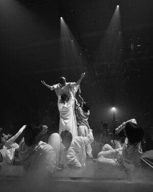 Yojiro Noda Instagram - ツアーファイナル、追加の金沢公演終了。
来てくれたみんな本当にありがとう。
伝えたい言葉がたくさんあるけど、まだほわんとしたこの塊のまましばらく浸っていようと思います。
昨日サイコーな時間でした。ファイナルらしいライブだった。なんかライブしながら自分で作った曲じゃないみたいな不思議な気持ちになった。みんなで一緒に歌って叫んで飛び跳ねてる姿が美しくて。
忘れません。ありがとう。

石川県の地震の被害はまだまだ深刻です。
ボランティアや支援物資、資金もまだまだ足りない、すでに過去の出来事にされてしまっている、と切実な声を聞きます。僕らにできることを少しでも考え、それぞれができる行動で応援を続けましょう。そして、今なお被災し続ける多くの人が同じ国のすぐ近くにいることを忘れずに手を取り合っていたいです。

📷 @yoshiharuota 
#thewayyouyawnandtheoutcryofpeace 
#radwimpsworldtour2024