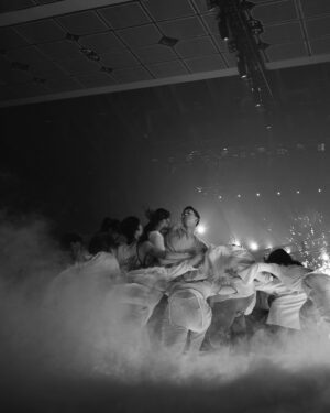 Yojiro Noda Instagram - ツアーファイナル、追加の金沢公演終了。
来てくれたみんな本当にありがとう。
伝えたい言葉がたくさんあるけど、まだほわんとしたこの塊のまましばらく浸っていようと思います。
昨日サイコーな時間でした。ファイナルらしいライブだった。なんかライブしながら自分で作った曲じゃないみたいな不思議な気持ちになった。みんなで一緒に歌って叫んで飛び跳ねてる姿が美しくて。
忘れません。ありがとう。

石川県の地震の被害はまだまだ深刻です。
ボランティアや支援物資、資金もまだまだ足りない、すでに過去の出来事にされてしまっている、と切実な声を聞きます。僕らにできることを少しでも考え、それぞれができる行動で応援を続けましょう。そして、今なお被災し続ける多くの人が同じ国のすぐ近くにいることを忘れずに手を取り合っていたいです。

📷 @yoshiharuota 
#thewayyouyawnandtheoutcryofpeace 
#radwimpsworldtour2024