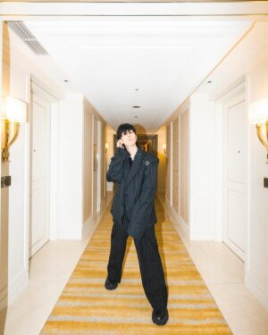 Yojiro Noda Instagram - 去年、今年と2度のワールドツアーで世界中を周りに周り、ヤオくんに写真を撮ってもらい続けました。
せっかくだから一冊のフォトブックなどにまとめたりしましょうかね。どうでしょうか。

Me and photographer @takeshiyao have been doing the photo session for 2 World Tours traveling all over the world. Feels like we should compile it into a photo book, what do you think?🌹