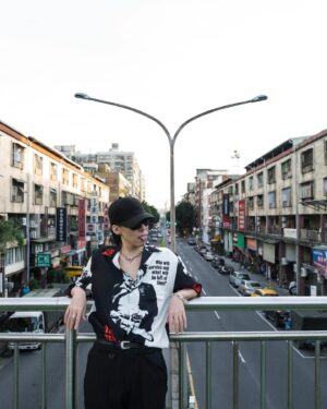 Yojiro Noda Instagram - 去年、今年と2度のワールドツアーで世界中を周りに周り、ヤオくんに写真を撮ってもらい続けました。
せっかくだから一冊のフォトブックなどにまとめたりしましょうかね。どうでしょうか。

Me and photographer @takeshiyao have been doing the photo session for 2 World Tours traveling all over the world. Feels like we should compile it into a photo book, what do you think?🌹