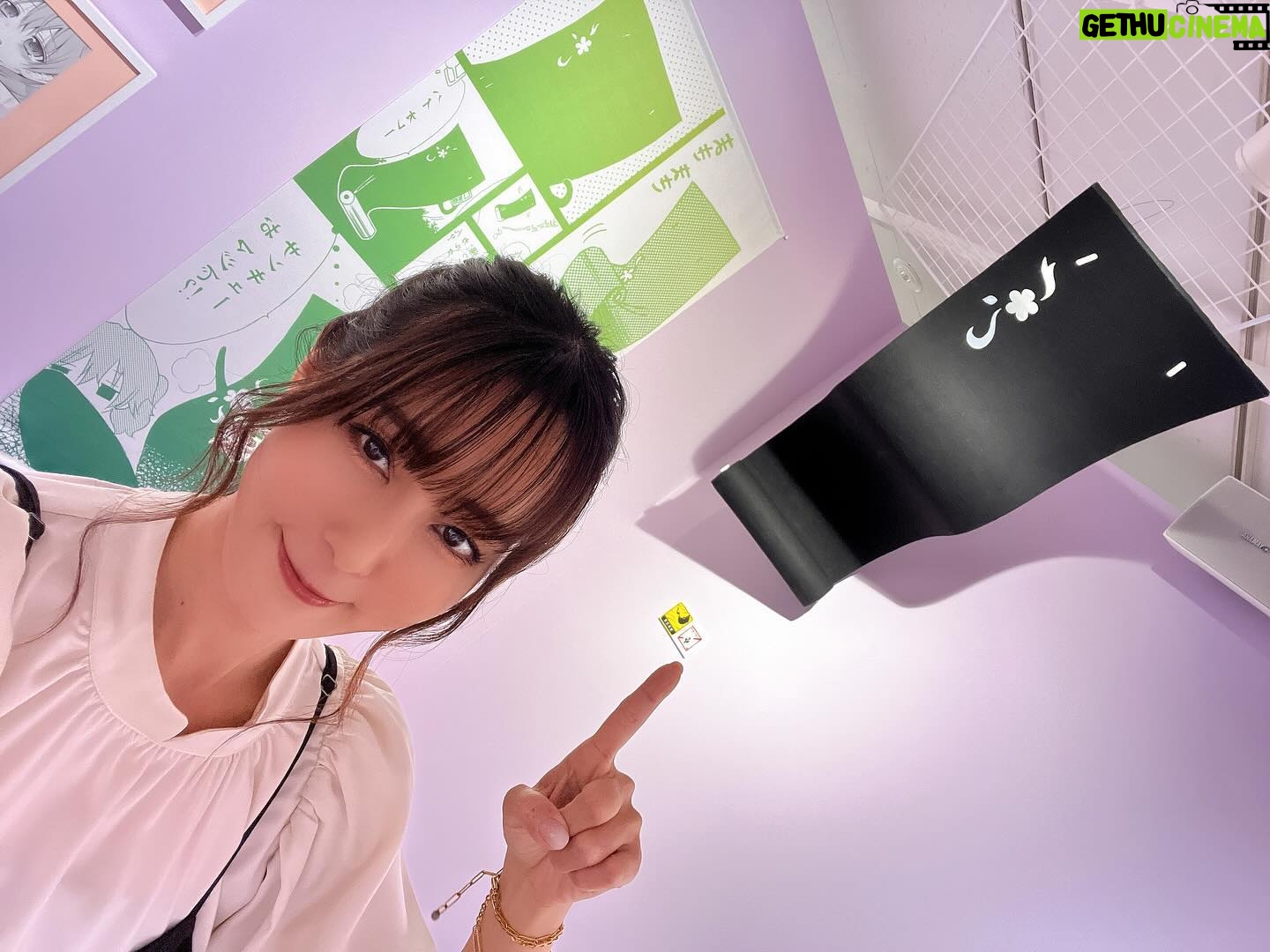 Yoko Hikasa - 7.5K Likes - 👓
メニアーーーーーック!!!!
15周年記念妖狐×僕SS・藤原ここあ展が
6/12より各地で開催されます!
東京・松屋銀座さんにて
りりちよりなちゃん @rina_hidaka615
と2人でお邪魔させて頂きました。
アニメからは12年ぶり。
キャラ達が出迎えてくれて思わず涙がこぼれました。
スタッフの皆さんのいぬぼく愛、
そして藤原ここあ先生への愛、作品への愛が
デザインや表現に溢れていて
見るともう胸がいっぱいになっちゃいます。
当時10代のちいちゃな里菜が、凛々蝶そのままで。
可愛くていとおしくて。
メンバーもキャラにぴったりで。仲良しで。
大好きなメンバーと一緒に、大好きな作品のアフレコを
できることがただただ楽しくて楽しくて。
手紙を入れたタイムカプセルみたいに
思い出が色褪せずにキラキラと蘇るのです。
こうして長く長く愛してくださる
メニアックなファンの皆さんの想いが
今回の展覧会開催につながっています。
思い出をありがとう。
再会させてくれてありがとう。
里菜も、中村さんも、ほそやんも、花も、
江口君も、宮野さんも、杉田さんも、私も、
みんな同じ気持ちです。
未来へ、空へ、想いが届くように
たくさんたくさん愛を浴びて受け取って
そしてご自身の愛もぶつけてきてくださいね❤️
いぬぼく展で待ってるわよ!!!
グッズもまじで可愛いから揃えた方がいいのよ。
鼻血もんよ!!
#いぬぼく
#いぬぼく展
#うちの一旦木綿くん
#ちゃんと布なのよ
#可愛いな
#太陽と月
#私とほそやんより
#たぶん宮野さんが一番歌ってるとおもうの笑
#私は蜻さまのSM判定だいすき
#現代ではもう流せないよ蜻さま笑
#ピアスが雪の結晶みたいでしょ
#野ばらさん
#出会ってくれてありがとう