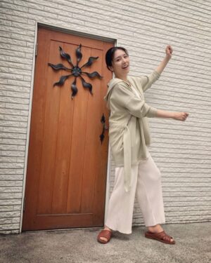 Yoko Mitsuya Instagram - せっかく可愛いドアの前で撮ったのに
わたし便所ぞうりだった☺️