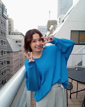 Yoko Mitsuya Instagram - 最近は
とってもオシャレなスタジオ？オフィス？ビル？ちょっとよく分からないんですが…
とにかく素敵なところで撮影していました🤫

テラスもあったよぅ😎☕