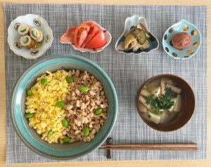 Yoko Mitsuya Instagram - そぼろでお昼ごはんだった日🍚
なぜかそぼろがパサパサになった☺️

この可愛い豆皿セットは
以前、希妃ちゃま @kikisugino から誕生日プレゼントでいただいたもの♡

めーーっちゃお気に入り🫶🏻🥰