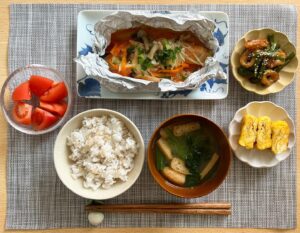 Yoko Mitsuya Instagram - 鮭のホイル焼き🐟
卵焼きは丸いフライパンで作ったら不格好になった😅💦
お米は胚芽押麦入り🍚

料理の投稿ばかりで
毎回コメントいただくのは申し訳ないので🥹🙏
（美味しそうを言わせてる感w🤪）
今後、料理の投稿はコメント欄を外しますね☺️笑

たま〜に撮る現場のオフショットやお知らせなどはストーリーを見ていただければと思います♡

※ホイル焼きに使っているお皿は料理好きの祖母が使っていたものです😘