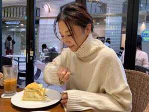 Yoko Mitsuya Instagram - 至福の時🍰🍞🍴✨

#3枚目#美味しくて半目#ハーブスのケーキ好き#パンも美味しい