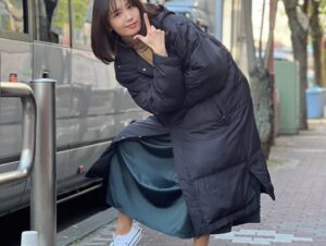 Yoko Mitsuya Instagram - ご無沙汰しております🥹

皆様いかがお過ごしですか？

私は今日仕事納めでした✨

写真を全く撮っていなかったので
合間に急いでマネージャーさんに撮ってもらいました💦

本日撮れたてホヤホヤのお写真でございます😅（最後の写真はサイズが収まらず切れちゃったよ🫠ポーズがいつだって昭和🫠ほんとはオシャレな感じに憧れてるよ🫠）

なかなか更新しないインスタですが、、、

今年も本当にありがとうございました😭
来年はもう少しインスタ頑張ろうと思っています（毎年言ってる気がする🤫）

皆様、どうぞ良いお年をお迎えください✨
