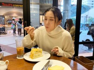 Yoko Mitsuya Instagram - 至福の時🍰🍞🍴✨

#3枚目#美味しくて半目#ハーブスのケーキ好き#パンも美味しい