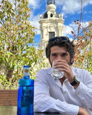 Yon González Instagram - Aprovechando el buen tiempo para disfrutar de momentos únicos. Visitar museos, pasear por el centro y disfrutar de las vistas en una terraza . Todo ello junto al agua mineral natural de
@solandecabras, un agua que solo la naturaleza puede crear. #publi