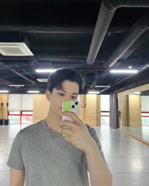 Yoo Hwe-seung Instagram - 🤙🤟❤️
#엔플라잉#유회승#넥스트투노멀#게이브#약속