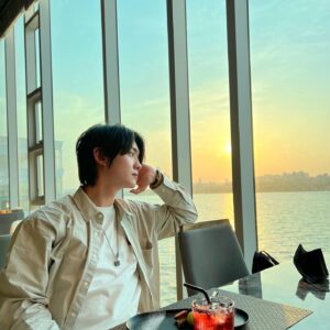 Yoo Jun Instagram - 노을진 창가에 앉아 멀리 떠가는 구름을 보며🎶