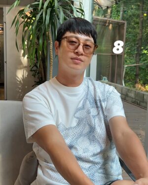 Yoo Sang-moo Instagram - 어떤게 쩔 잘어울려요?! ㅋㅋ
선글라스 엄청 이쁘고 저렴해서 진행하기로 했습니다
수량이 많지는 않지만
퀄리티 대비 가격이 넘 좋더라구요!!
.
종류는 13가지? 정도고
수량은 각 10개씩? 암튼 분명 좋아하실거에요♥
오늘밤 9시 부터 오픈 되구요
생방송은 내일 목욜밤 9시에
인스타 라방으로
(인쇼라)
구매방법은요
제 인스타 프로필에 있는 링크 클릭 하시면
됩니다 참 쉬우니까 걱정마시구요
천천히 고민하시고 사실 수 있도록
금요일밤 12시 까지 구매가능 하시니까
촌촌히♥
아 쩰 중요한 가격은
전상품 52900원인가? 배송비 무료구요
암튼 꽤 이뻐서 진행하니까
필요하신 분들은 꼭 오시구요
.
잠시후 9시엔 쟌슨빌 인쇼라 (인스타쇼핑라이브)
진행하니까 제 인스타로 놀러오셔요

오예 너무 쪼아요♥