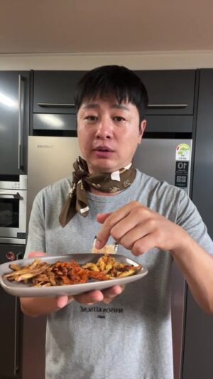 Yoo Sang-moo Instagram - 건어물 맛있고 찐찐 싸요~ 인쇼라 최고♥