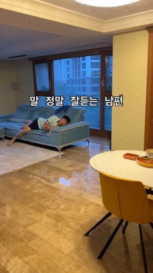 Yoo Sang-moo Instagram - 무쪽이 아침 차려주고 미팅갔다가
저녁 8시에 집에 왔는데…
아침상 그대로 있어서 깜짝 놀랬잖아… 무쪽아…^^❤️
ㅋㅋㅋㅋㅋㅋㅋㅋㅋㅋㅋ

그래도 밥 안남기고 싹싹 다 먹은 착한 무쪽이ㅋㅋ
아침 맛있게 먹어줘서 고마와…….🥺❤️ㅋㅋㅋㅋㅋ

싱크대에 갖다놓으면 되는건지 몰랐던 우리 무쪽이ㅋㅋㅋ
하나하나 열심히 배우는 자세가 참 멋지다…