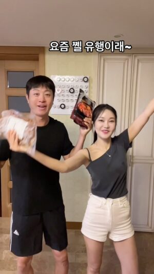 Yoo Sang-moo Instagram - ㅋㅋㅋ 이게 쩰 유행이라는뎅~
드디어 쟌슨빌 가즈아
오늘도 쩰 쩰 싸게 받아왔구요
특히 제가 직접 미팅해서 더더 좋아졌답니다
선물도 많구요♥
오늘밤 9시에 오픈!!
생방송은 수욜밤 9시에~ 너무 쪼아요
제 인스타 프로필에 링크 있으니
그리로 들어오시면 됩니당^^
인쇼라 너무 좋구용
무조건 여러분만 생각하고 작게 소소하게
만들어 가보겠습니다
함께해주셔서 넘넘 고맙습니다!
쟌슨빌 완전 맛난거 아시죵?
오예♥