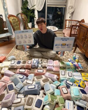 Yoo Sang-moo Instagram - 자 베베숲님! 저희 시청자분들께서 찾으십니다
솔직히 꽤 급하신분들이 많아요
빠르게 연락주세요!! DM도 좋고 댓글도 좋습니다!!
지금 다 떨어져서 빨아쓰시는 분도 있고
없어서 닦지 못하고
그냥 말리시는 분들도 계십니다!
어떤분은 볏짚으로...
.
솔직히 베베숲 잘된거 ...
울 식구들 때문이잖아요!!
부디 언능 연락 주셔요♥
.
유상무를 보지마시고
저희 시청자분들을 생각해주세요