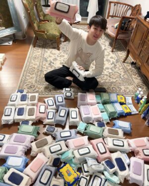 Yoo Sang-moo Instagram - 자 베베숲님! 저희 시청자분들께서 찾으십니다
솔직히 꽤 급하신분들이 많아요
빠르게 연락주세요!! DM도 좋고 댓글도 좋습니다!!
지금 다 떨어져서 빨아쓰시는 분도 있고
없어서 닦지 못하고
그냥 말리시는 분들도 계십니다!
어떤분은 볏짚으로...
.
솔직히 베베숲 잘된거 ...
울 식구들 때문이잖아요!!
부디 언능 연락 주셔요♥
.
유상무를 보지마시고
저희 시청자분들을 생각해주세요